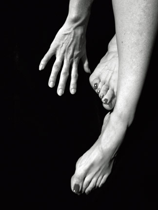 Pieds et main sur fond noir